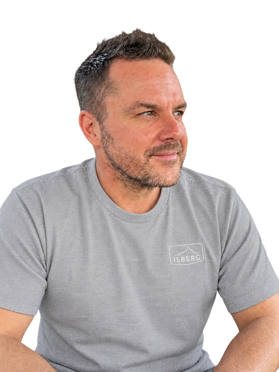 Markus Jechnerer, Gründer von ISBERG Outfit, im grauen ISBERG T-Shirt