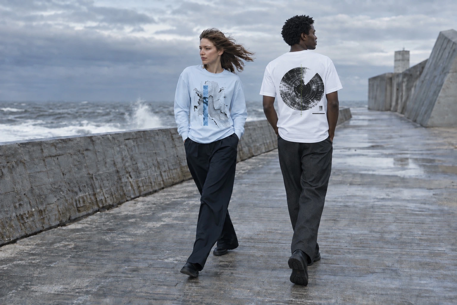 Zwei Models am Meer mit Longsleeve und T-Shirt; Topografie und Kreisarchiv aus den Originalgrafiken.